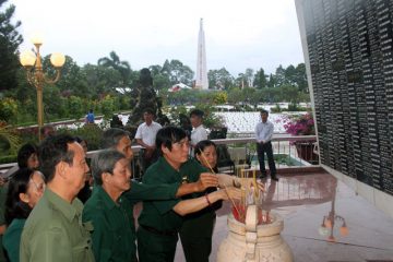 Hội Cựu TNXP Tiền Giang tổ chức viếng Nghĩa trang liệt sĩ