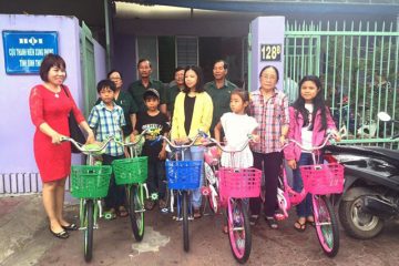 Trao 20 chiếc xe đạp cho học sinh nghèo ở Bình Thuận