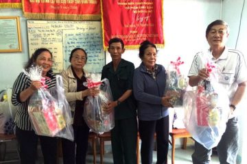 Tặng 64 phần quà tết cho gia đình liệt sĩ TNXP, mẹ Việt Nam anh hùng ở Bình Thuận