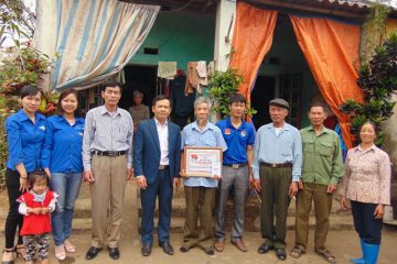 Đoàn thanh niên xã Hà Bình tặng sổ tiết kiệm cho cựu TNXP Nghèo