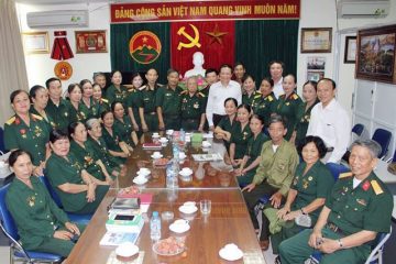 Hội viên Trường Sơn và cựu TNXP thị xã Quảng Trị thăm các Trung ương Hội Trường Sơn