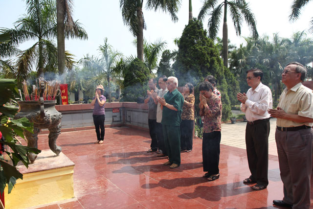 Dâng hương Nghĩa trang Liệt sỹ Hà Nội nhận 67 năm ngày  Thương binh và Liệt sỹ (27/7/1947 – 27/7/2014)