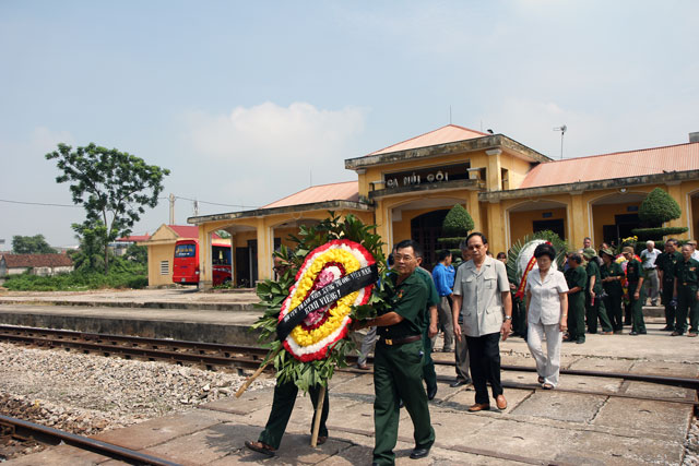 Dâng hương đài tưởng niệm C895 TNXP cùng CBCNV Đường sắt khu ga Núi Gôi