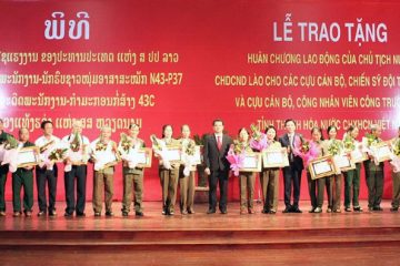 Đội TNXP N43-P37 đón nhận Huân chương Lao động của Cộng hòa Dân chủ Nhân dân Lào