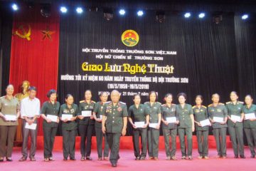 Giao lưu nghệ thuật tặng quà 27/7 cho nữ cựu bộ đội, nữ cựu TNXPTrường Sơn