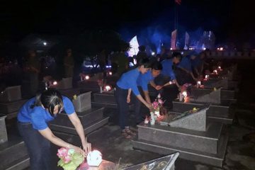 Thắp nến, dâng hương, tri ân tại nghĩa trang thanh niên xung phong Vạn Ninh