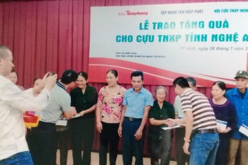 Hội Cựu TNXP tỉnh Nghệ An tổ chức lễ trao tặng quà cho thân nhân các gia đình liệt sỹ có hoàn cảnh đặc biệt khó khăn
