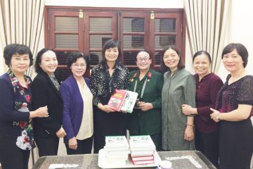 Hội Nữ chiến sỹ Trường Sơn trao tặng hiện vật cho Bảo tàng Phụ nữ Việt Nam