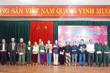 Hội Cựu TNXP Đà Nẵng trao tặng quà cho cựu thanh niên xung phong nhân dịp Tết Nguyên đán 2019