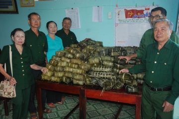 Gói tặng 500 chiếc bánh chưng, 32 phần quà cho hội viên khó khăn ở Phú Riềng