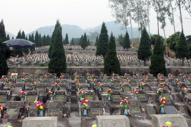 Viếng Nghĩa trang Liệt sỹ Quốc gia Vị Xuyên - Cựu TNXP Việt Nam