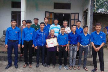 Đoàn Thanh Niên xã Hà Bình  trao sổ tiết kiệm cho cựu TNXP nghèo