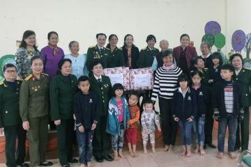 Hội truyền thống Trường Sơn đường Hồ Chí Minh Việt Nam tặng quà Trung tâm Hướng nghiệp Phật tích và làm việc với Bảo tàng Phụ nữ Việt Nam