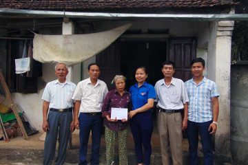 Huyện đoàn Hà Trung tặng quà cho các cựu TNXP nghèo, cô đơn