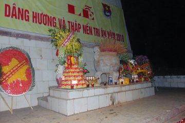 Huyện Hà Trung tổ chức dâng hương nghĩa trang liệt sĩ