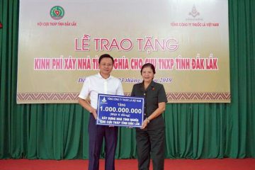 Lễ trao tặng  kinh phí hỗ trợ xây nhà tình nghĩa cho cựu thanh niên xung phong Đắk Lắk