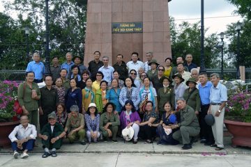 Cựu thanh niên xung phong Thành phố Hồ Chí Minh về thăm Ấp Bắc