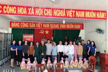Tặng 30 phần quà Tết cho gia đình chính sách, gia đình nghèo ở Bình Thuận
