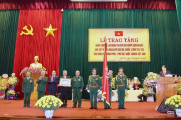 Đội Thanh niên xung phong 253 anh hùng đón nhận Huân chương Lao động của Chủ tịch nước Cộng hòa dân chủ nhân dân Lào