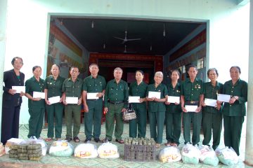Huyện hội Phú Riềng gói bánh chưng và tặng quà hội viên khó khăn dịp Tết Nguyên đán