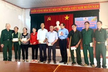 Tổng công ty Công nghiệp thực phẩm tỉnh Đồng Nai tặng quà cho cựu TNXP nghèo có hoàn cảnh khó khăn