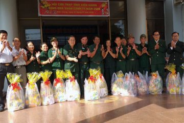 Hội Cựu TNXP tỉnh Kiên Giang tặng quà Tết cho hội viên có hoàn cảnh khó khăn