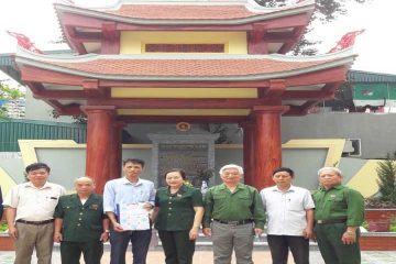 Hội Cựu TNXP tỉnh Thanh Hóa bàn giao công trình bia lưu niệm Đội TNXP N21 cho Ủy ban nhân dân phường Quảng Thắng