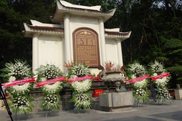 Mười bông hoa Đồng Lộc