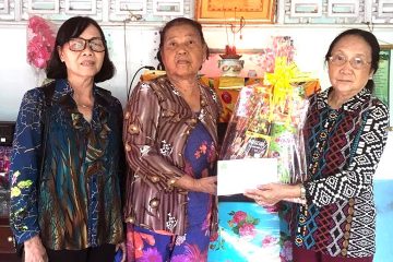 Tỉnh hội Bình Thuận tặng quà cho gia đình liệt sỹ