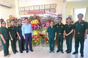 Thường trực Tỉnh ủy Bình Thuận thăm và tặng hoa cho Hội Cựu Thanh niên xung phong tỉnh Bình Thuận