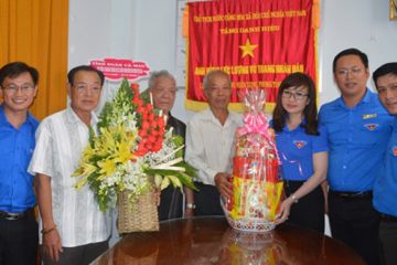 Cà Mau: Tỉnh đoàn tặng hoa chúc mừng Tỉnh hội nhân dịp kỷ niệm 70 năm ngày Truyền thống lực lượng TNXP Việt Nam