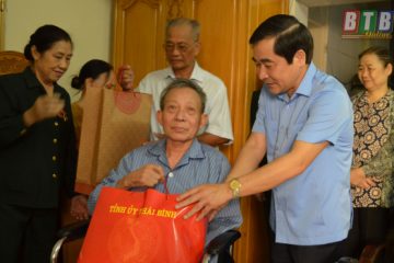 Đồng chí Phó Bí thư thường trực Tỉnh ủy Thái Bình thăm, tặng quà các cựu thanh niên xung phong