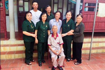 Hội Cựu TNXP phường Quỳnh Mai thăm anh hùng Cao Xuân Thọ ở quê nhà