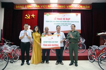 Cựu TNXP khó khăn của 13 tỉnh đón nhận xe đạp từ Quỹ AHLLVTND Phan Trọng Bình