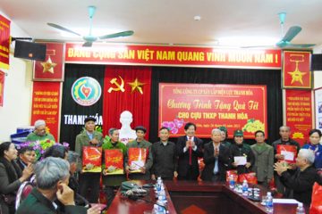 Công ty CP Xây lắp điện lực Thanh Hóa tặng quà tết cho cựu TNXP
