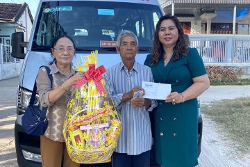 Tặng quà cho gia đình liệt sĩ, hội viên nghèo ở Hàm Thuận Bắc