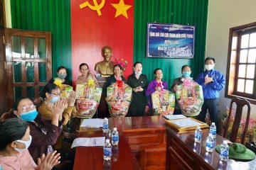 Cựu thanh niên xung phong nghèo huyện Ea Súp đón nhận quà Tết