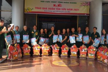 Hội Cựu TNXP tỉnh Kiên Giang tặng 147 phần quà tết cho các hội viên cao tuổi và hội viên thương binh