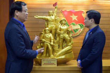 Trung ương Hội Cựu TNXP Việt Nam tặng Trung ương Đoàn TNCS Hồ Chí Minh tượng đài “TNXP chống Mỹ cứu nước”