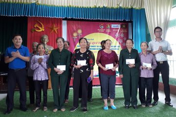 Hội Cựu TNXP xã Hồng Tiến tham gia hoàn tất chế độ chính sách cho TNXP đã hoàn thành nhiệm vụ
