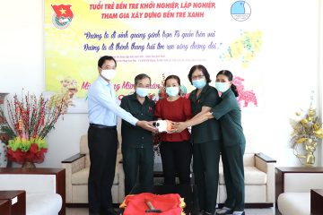 Nguyên Bí thư Tỉnh ủy Phan Văn Mãi tặng heo đất lần thứ 2 cho Hội Cựu Thanh niên xung phong tỉnh Bến Tre