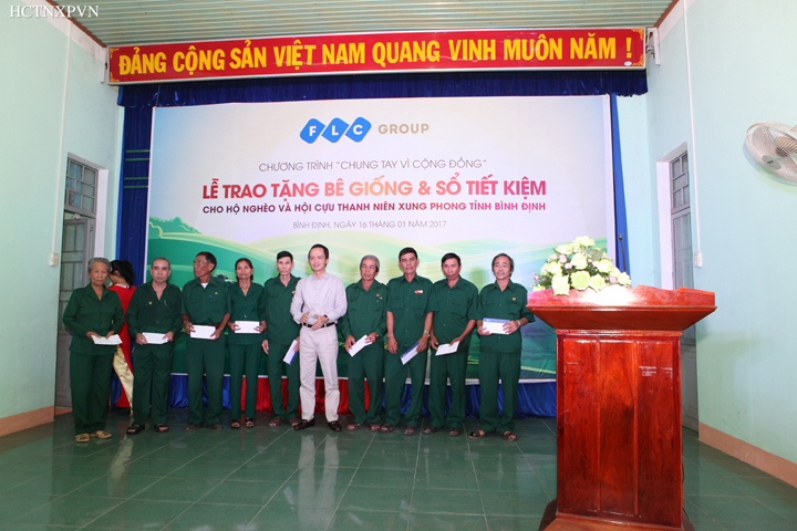 Tập đoàn FLC và Hội Cựu TNXP Việt Nam phối hợp tổ chức trao tặng bê giống, sổ tiết kiệm cho hộ nghèo và cựu TNXP tỉnh Bình Định trong hai ngày 16-17/01/2017
