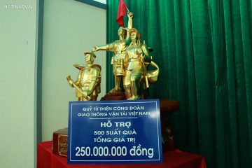Quỹ Từ thiện Công đoàn Giao thông Vận tải Việt Nam trao tặng 500 phần quà cho cựu thanh niên xung phong