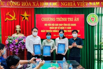 Báo Tiền Phong và nhà tài trợ tặng quà cho cựu TNXP nghèo, có hoàn cảnh khó khăn ở Bắc Giang