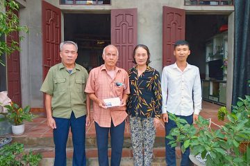 Hội Cựu TNXP xã Hà Bình tặng quà gia đình liệt sĩ