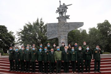 Đại biểu dự Đại hội đại biểu Hội Cựu Thanh niên xung phong tỉnh Thanh Hóa lần thứ IV dâng hương tưởng niệm Chủ tịch Hồ Chí Minh và đồng đội đã hy sinh
