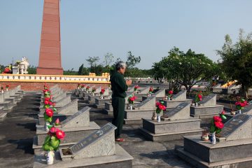 Viếng nghĩa trang Vạn Ninh
