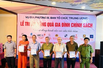 Vụ Địa phương III thăm và tặng quà cho các gia đình chính sách ở Bình Thuận