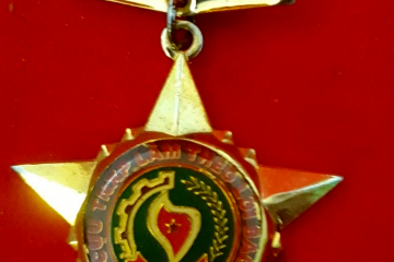 Vinh dự được tặng Huy hiệu “Cựu Thanh niên xung phong làm theo lời Bác”