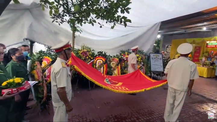 Lễ phủ cờ trong tang lễ cựu Thanh niên xung phong